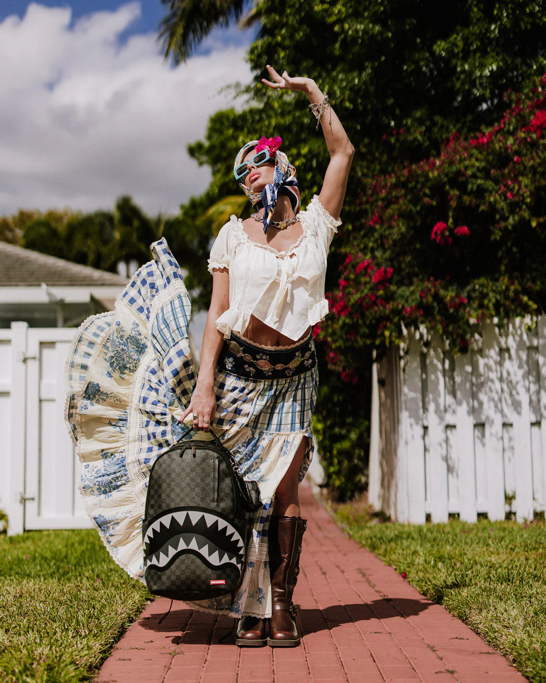 Sprayground - लाइट्स आउट पेरिस में शार्क बैकपैक