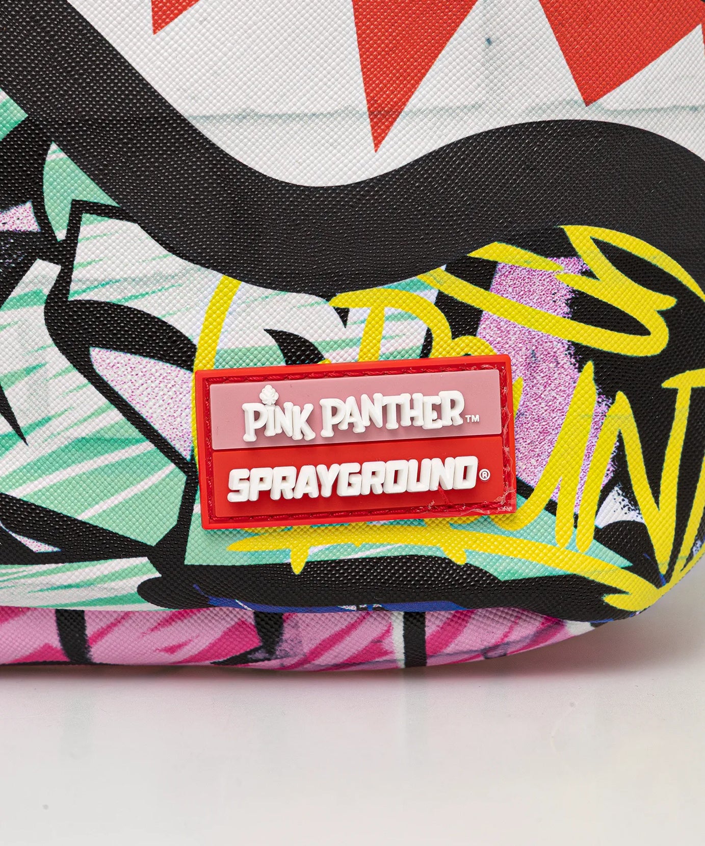 Sprayground - पिंक पैंथर ग्राफिटी बॉयामा Dlxr सर्ट çantası