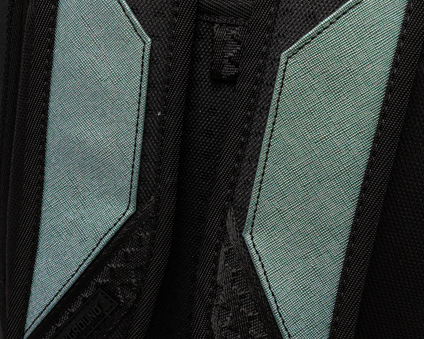 Sprayground - शार्क सेंट्रल ऑयल स्टीक डीएलएक्सस बैकपैक