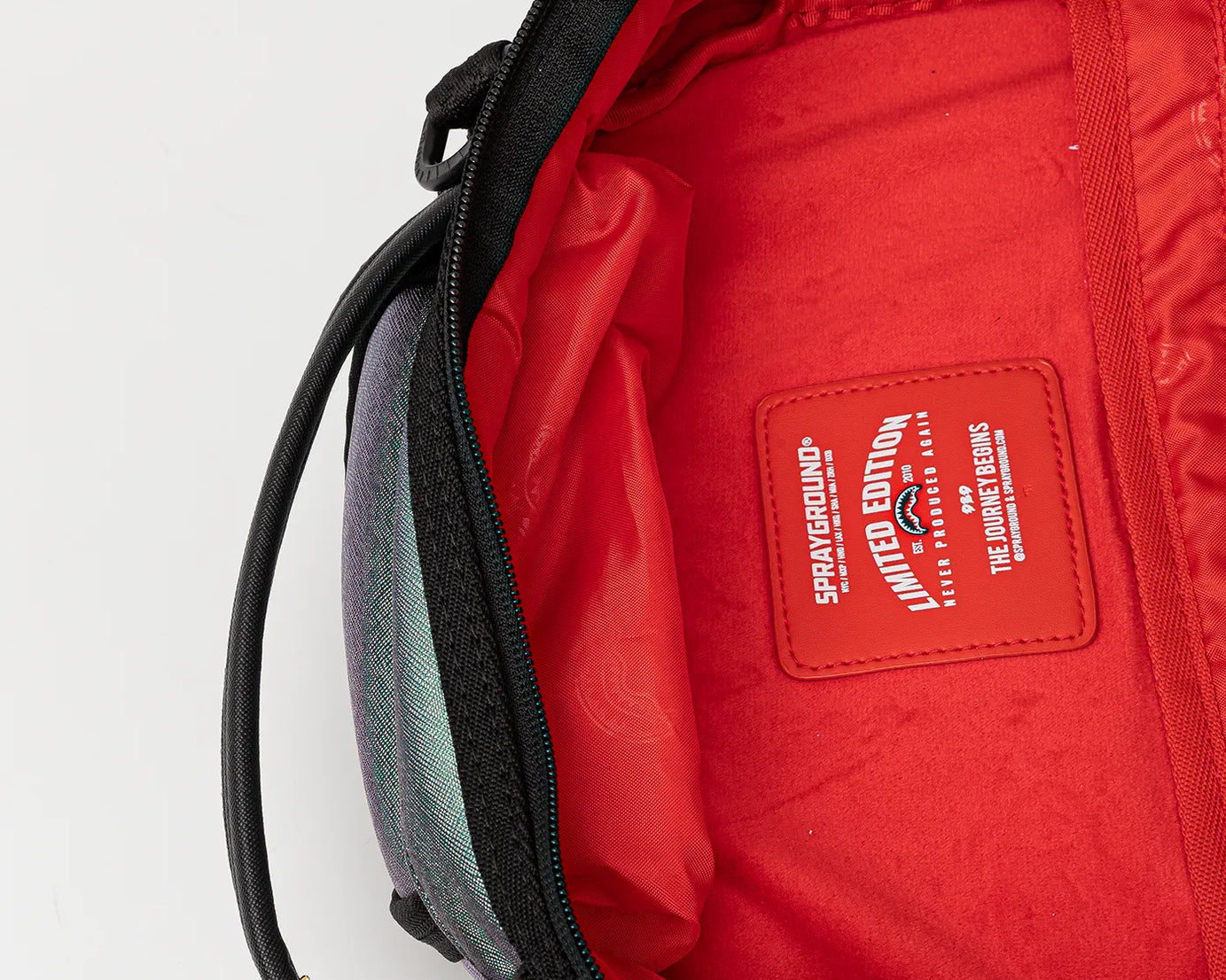 Sprayground - शार्क सेंट्रल ऑयल स्टीक डीएलएक्सस बैकपैक