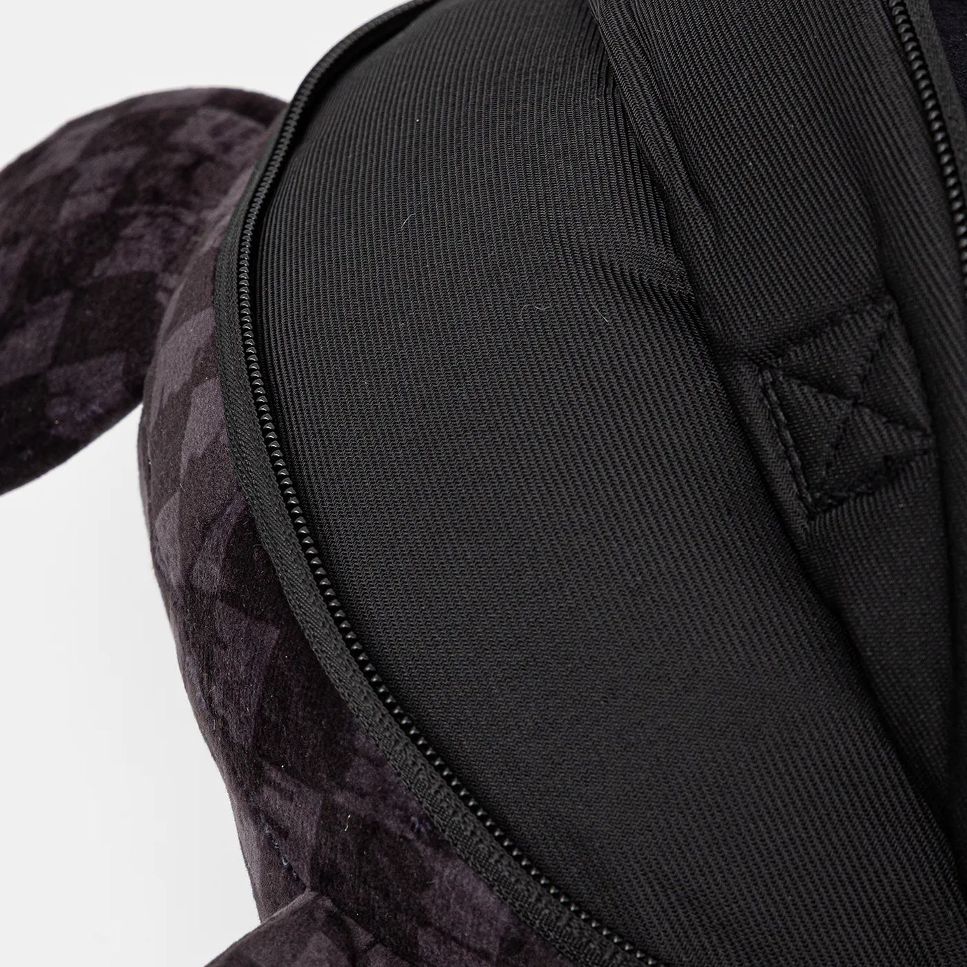 Sprayground - शार्क्स पैर आइस टेडी बैकपैक