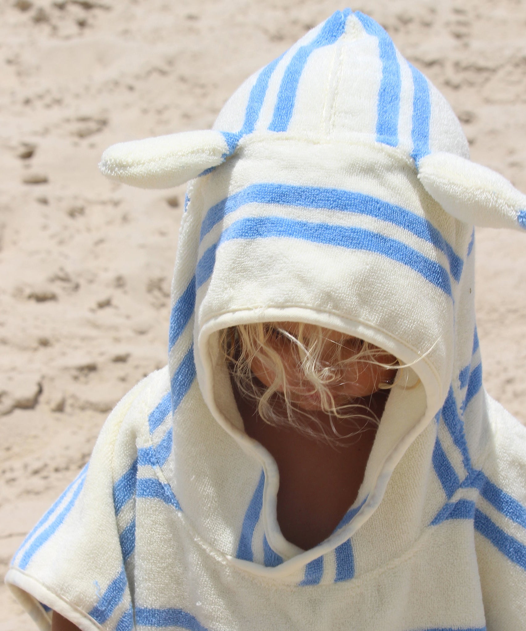 Sunnylife - बच्चों के लिए हुड वाला समुद्री तौलिया