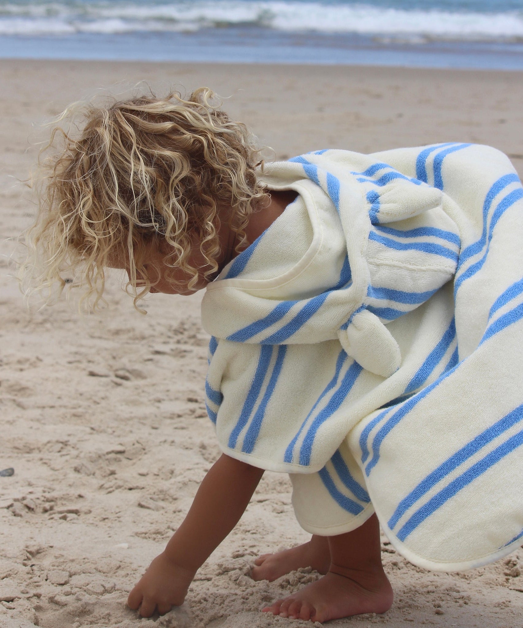 Sunnylife - बच्चों के लिए हुड वाला समुद्री तौलिया