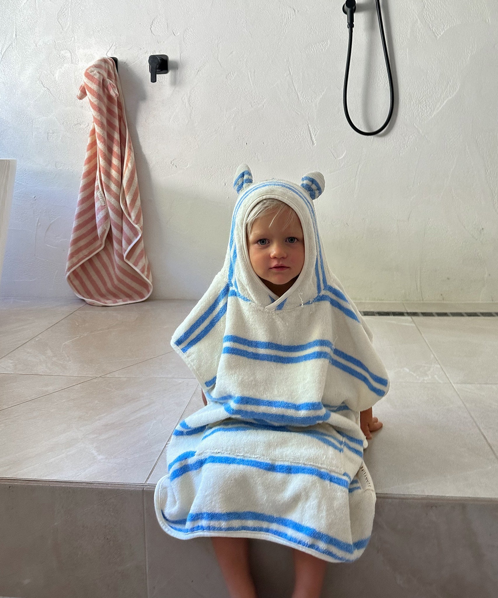 Sunnylife - बच्चों के लिए हुड वाला समुद्री तौलिया