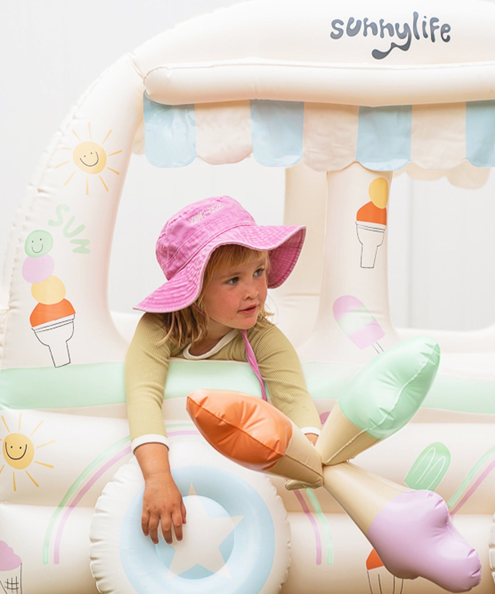 Sunnylife - बच्चों के लिए समुद्र तट और बगीचे का फुलाने वाला आइसक्रीम विक्रेता खेल सेट