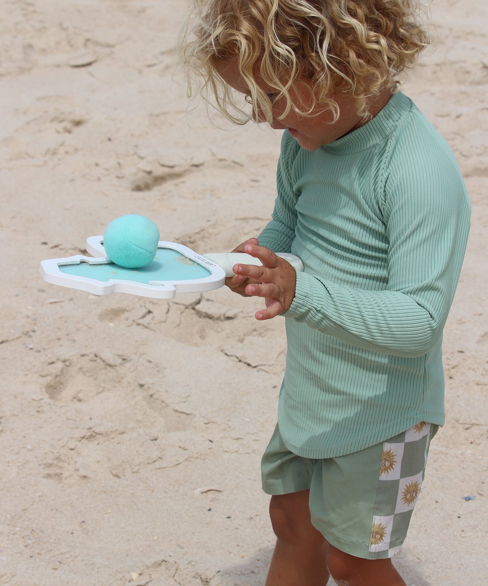 Sunnylife - बच्चों के लिए समुद्र तट चिपकने वाला टेनिस रैकेट सेट