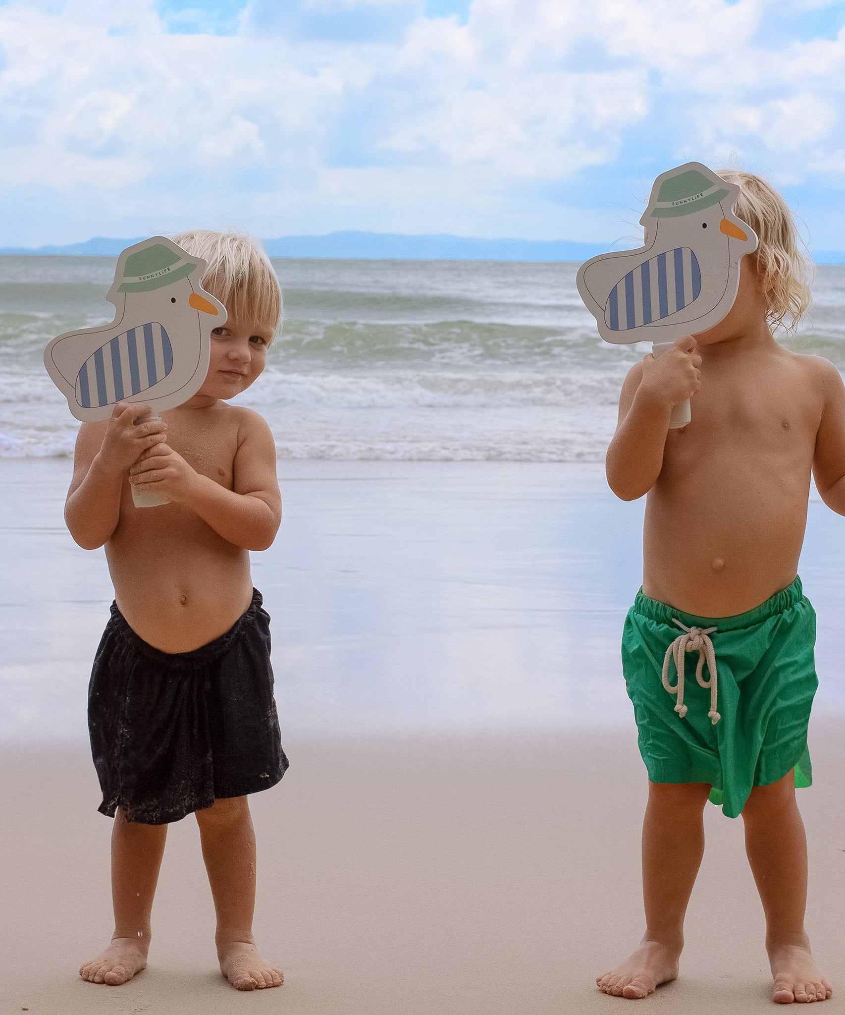 Sunnylife - बच्चों के लिए समुद्र तट चिपकने वाला टेनिस रैकेट सेट