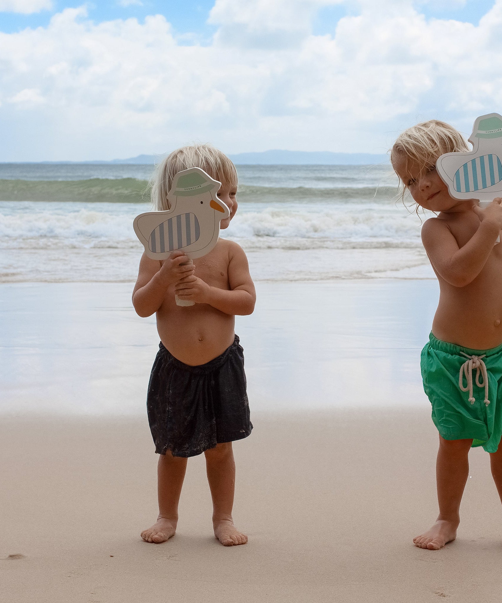 Sunnylife - बच्चों के लिए समुद्र तट चिपकने वाला टेनिस रैकेट सेट