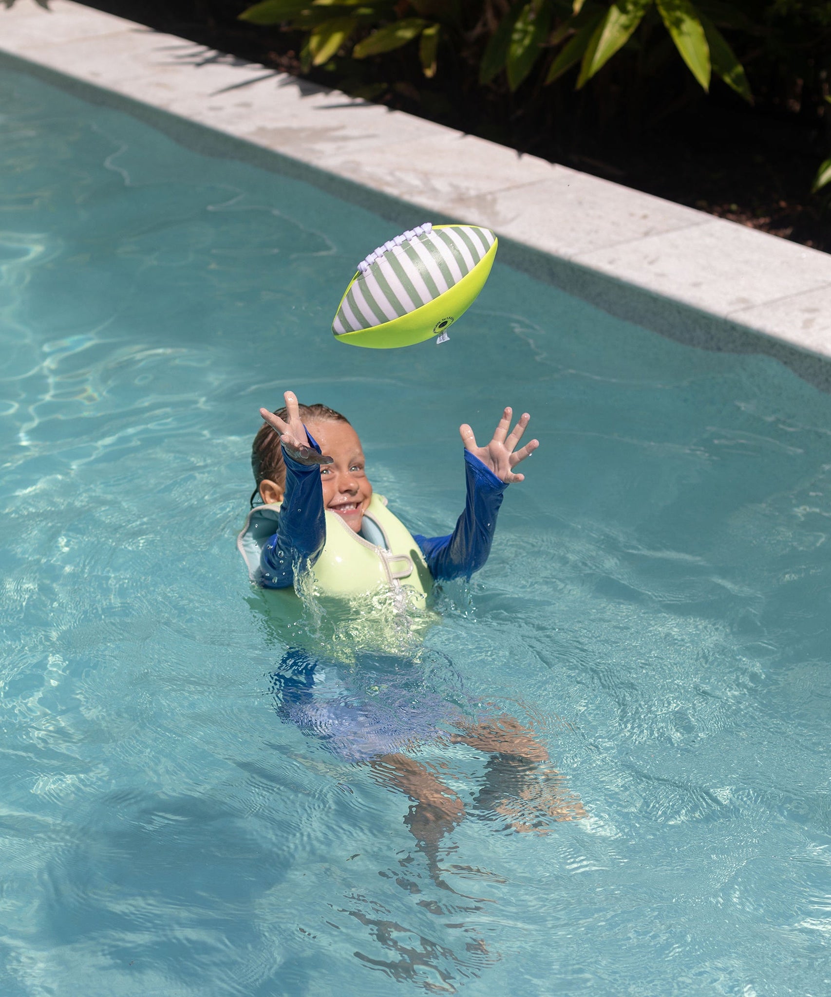 Sunnylife - नियोप्रीन समुद्र तट नरम खेल गेंद