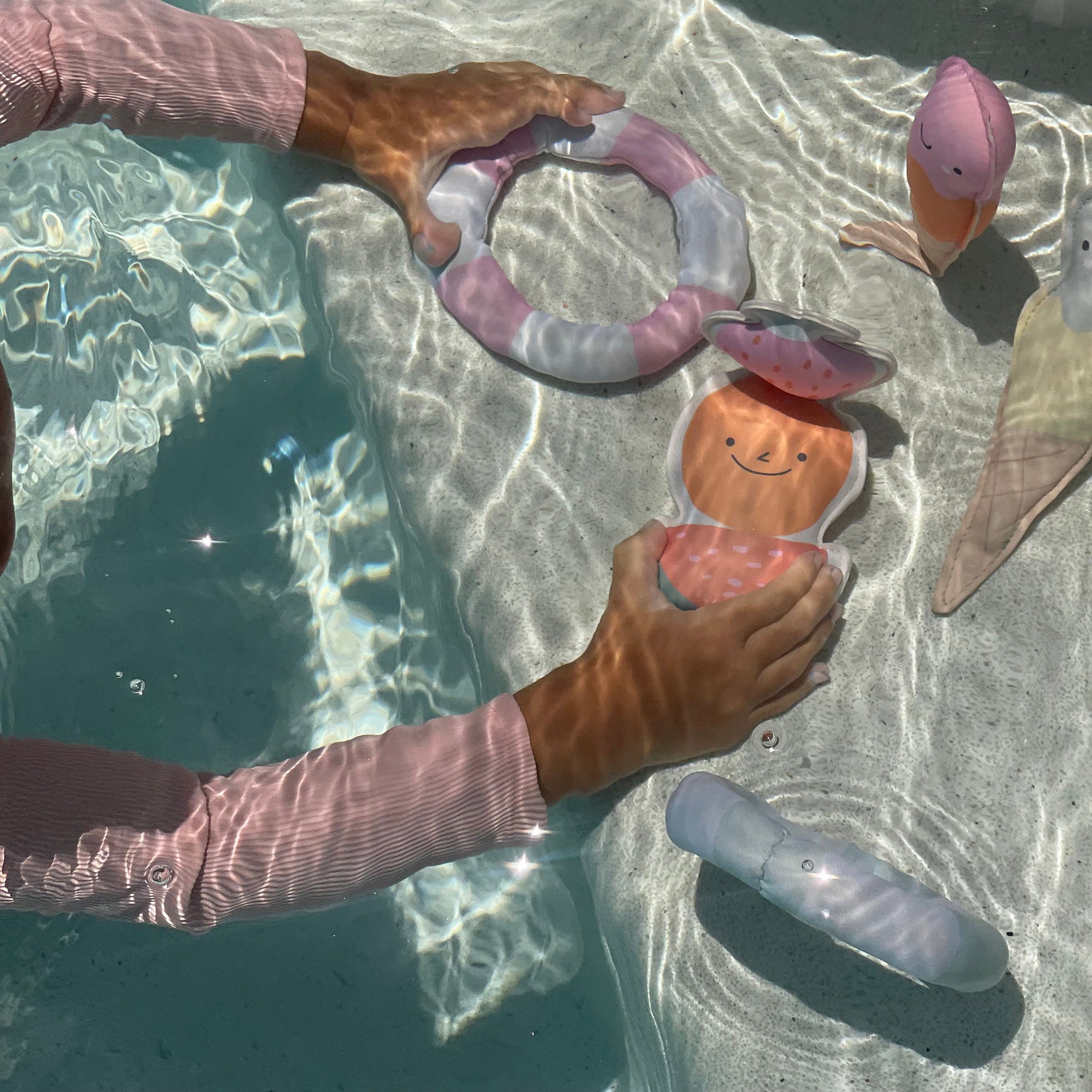 Sunnylife - कॉटन कैंडी समुद्र और पूल डाइविंग खिलौने