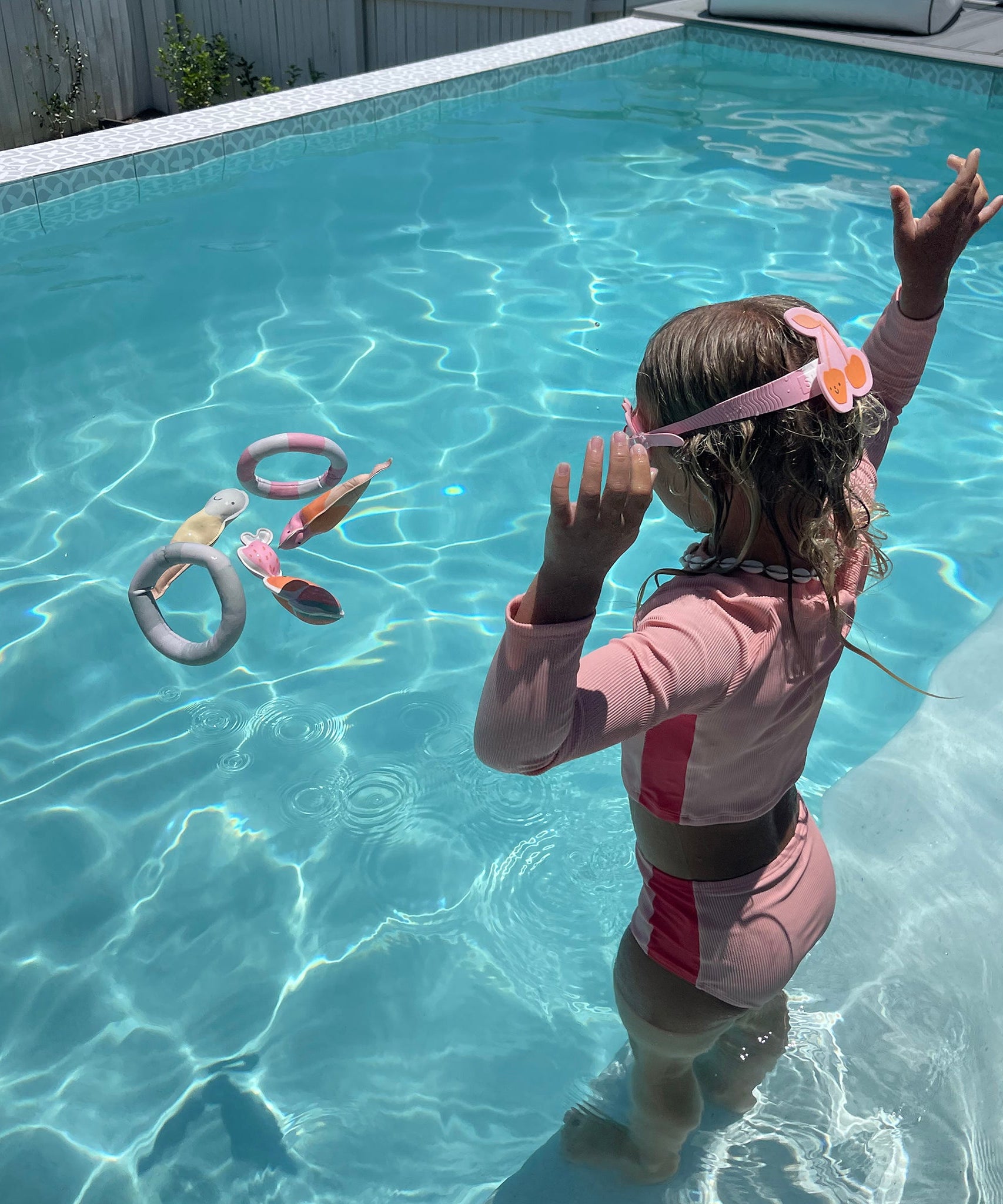 Sunnylife - कॉटन कैंडी समुद्र और पूल डाइविंग खिलौने