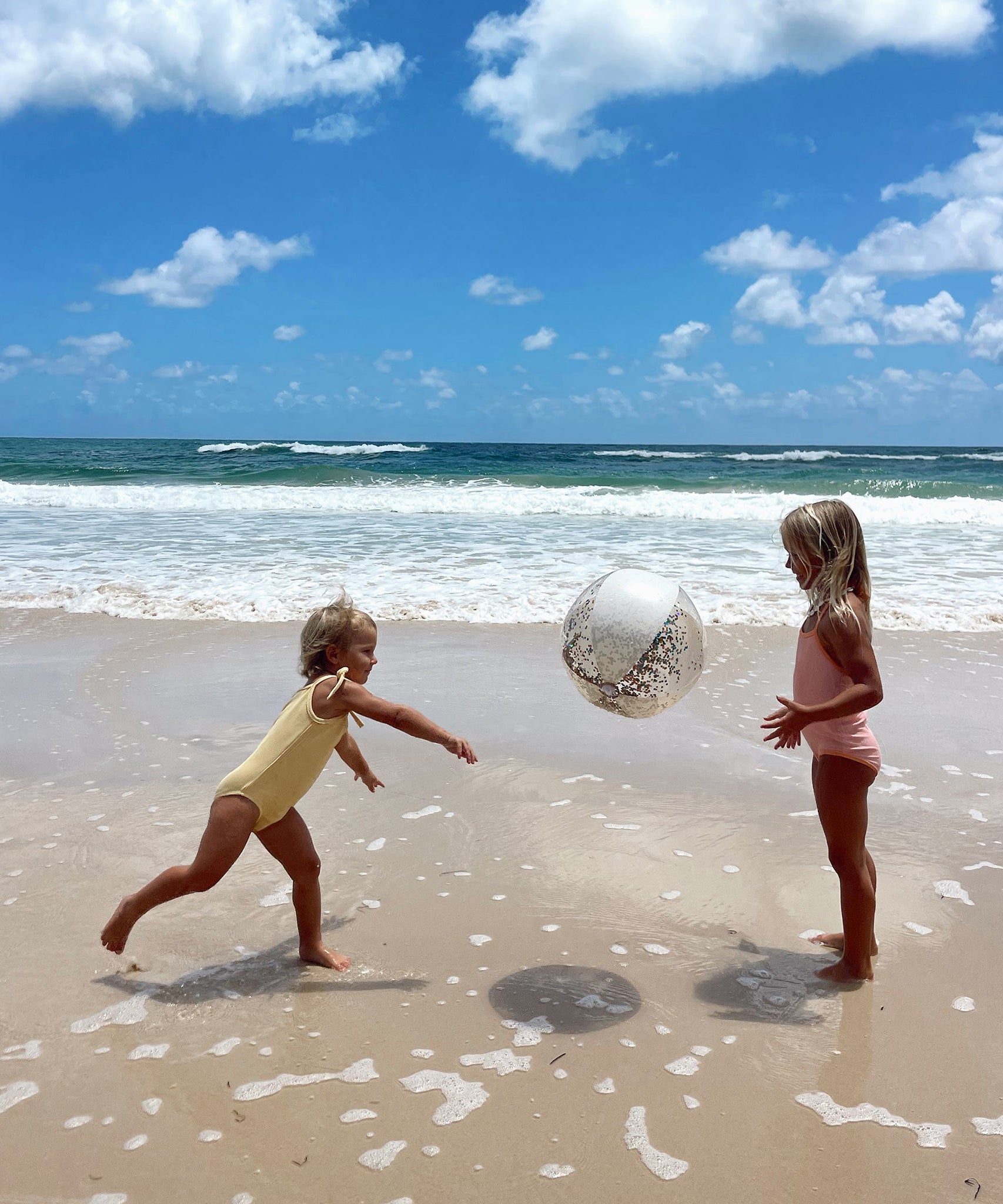 Sunnylife - कॉटन कैंडी फुलाने वाला चमकीला बीच बॉल