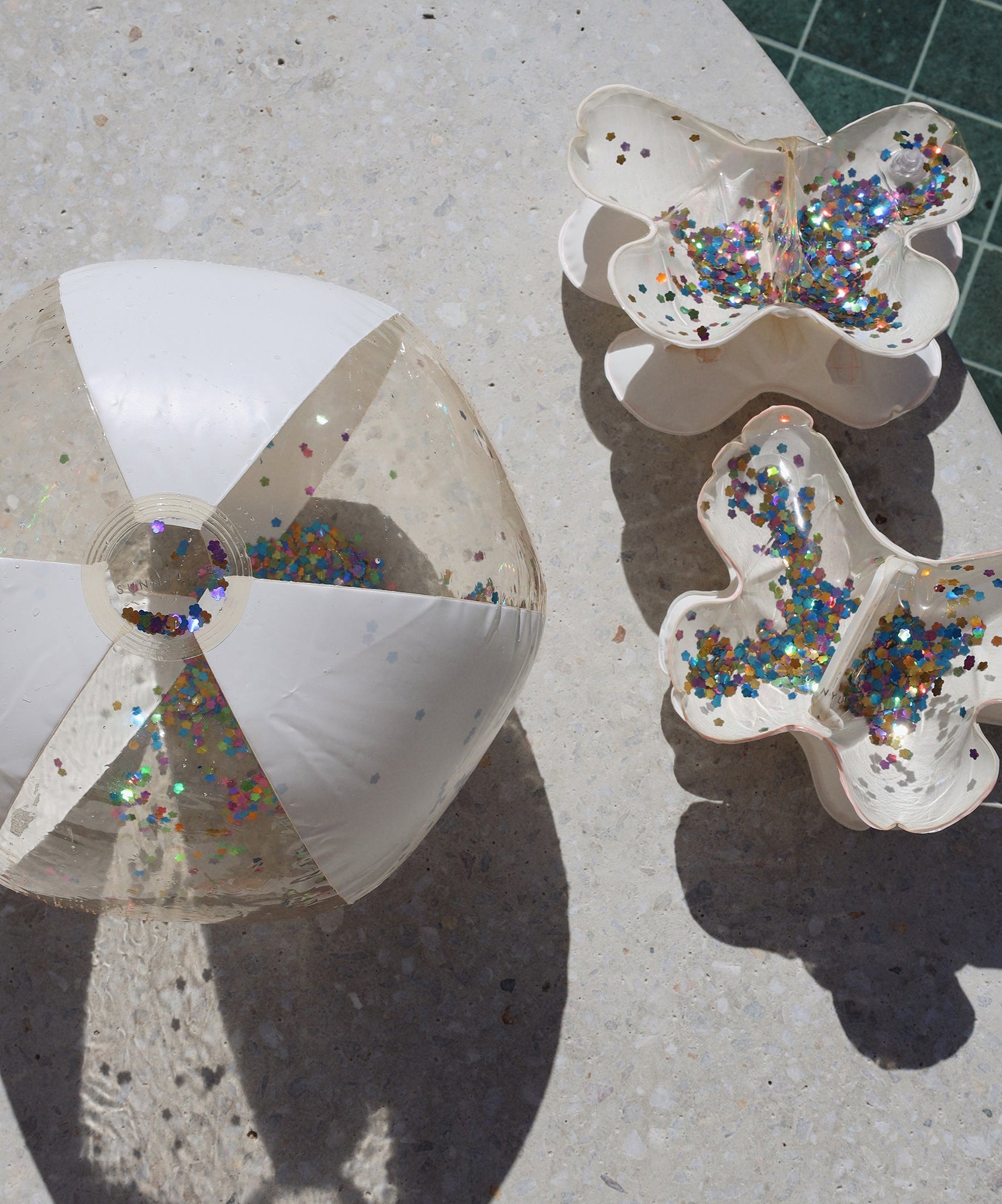 Sunnylife - कॉटन कैंडी फुलाने वाला चमकीला बीच बॉल