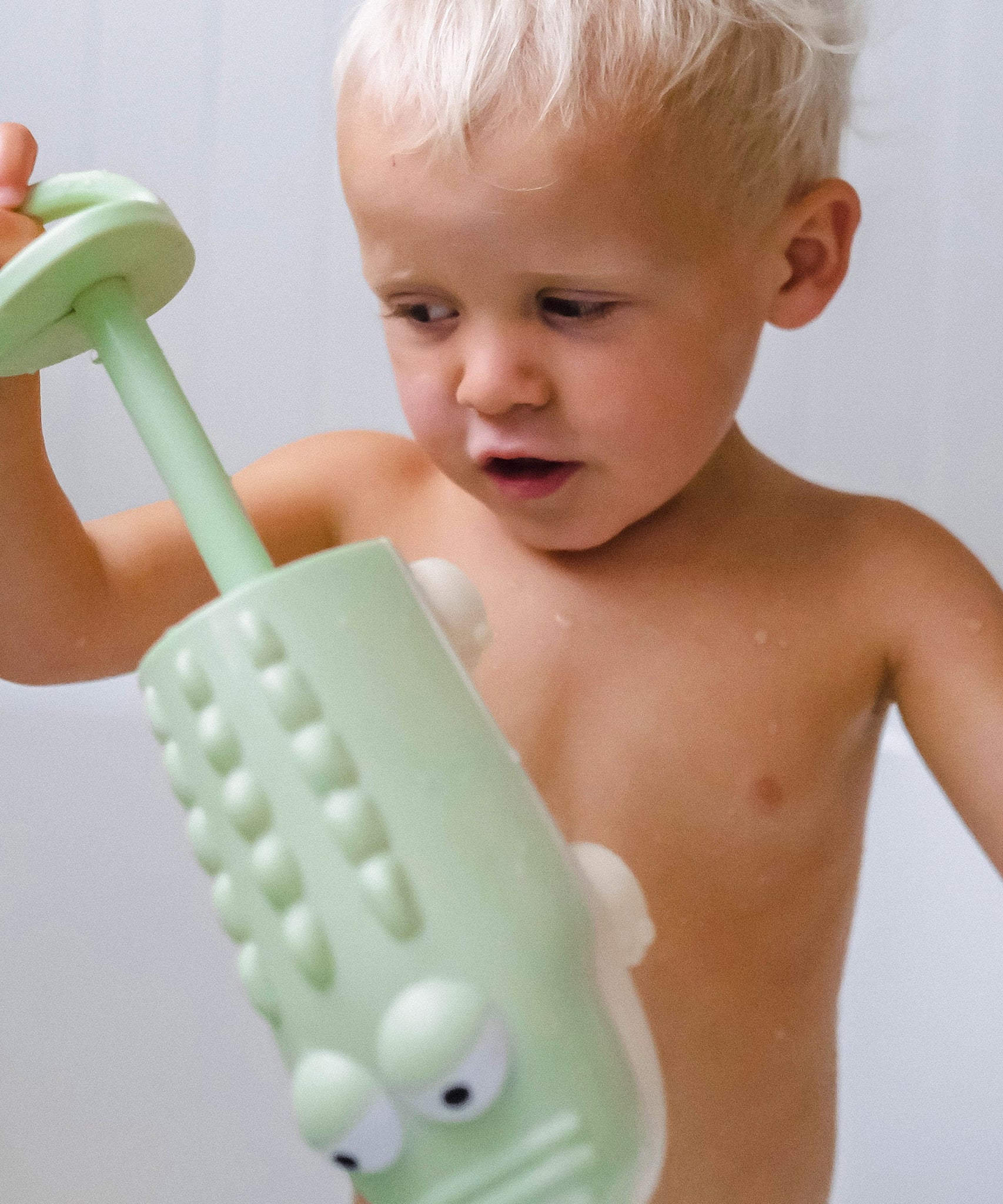 Sunnylife - मगरमच्छ बच्चों का पानी फुहारने वाला खिलौना