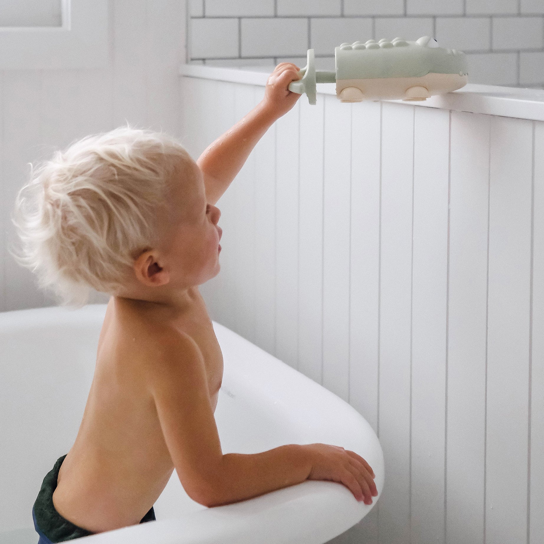 Sunnylife - मगरमच्छ बच्चों का पानी फुहारने वाला खिलौना