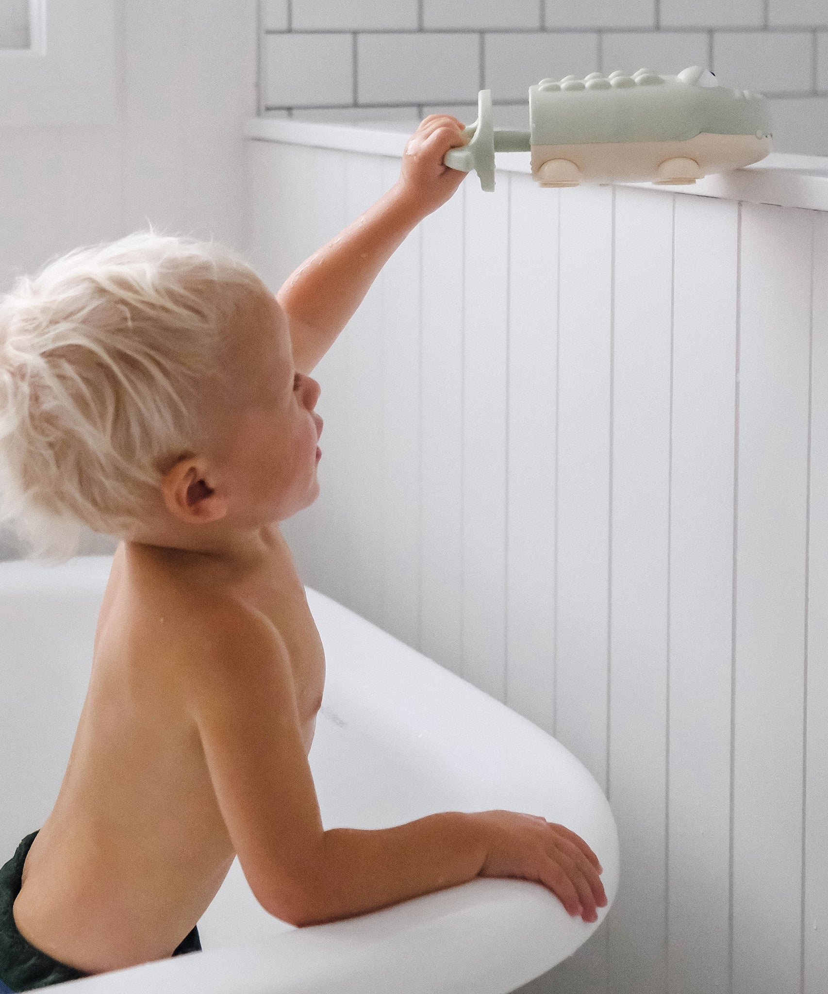 Sunnylife - मगरमच्छ बच्चों का पानी फुहारने वाला खिलौना