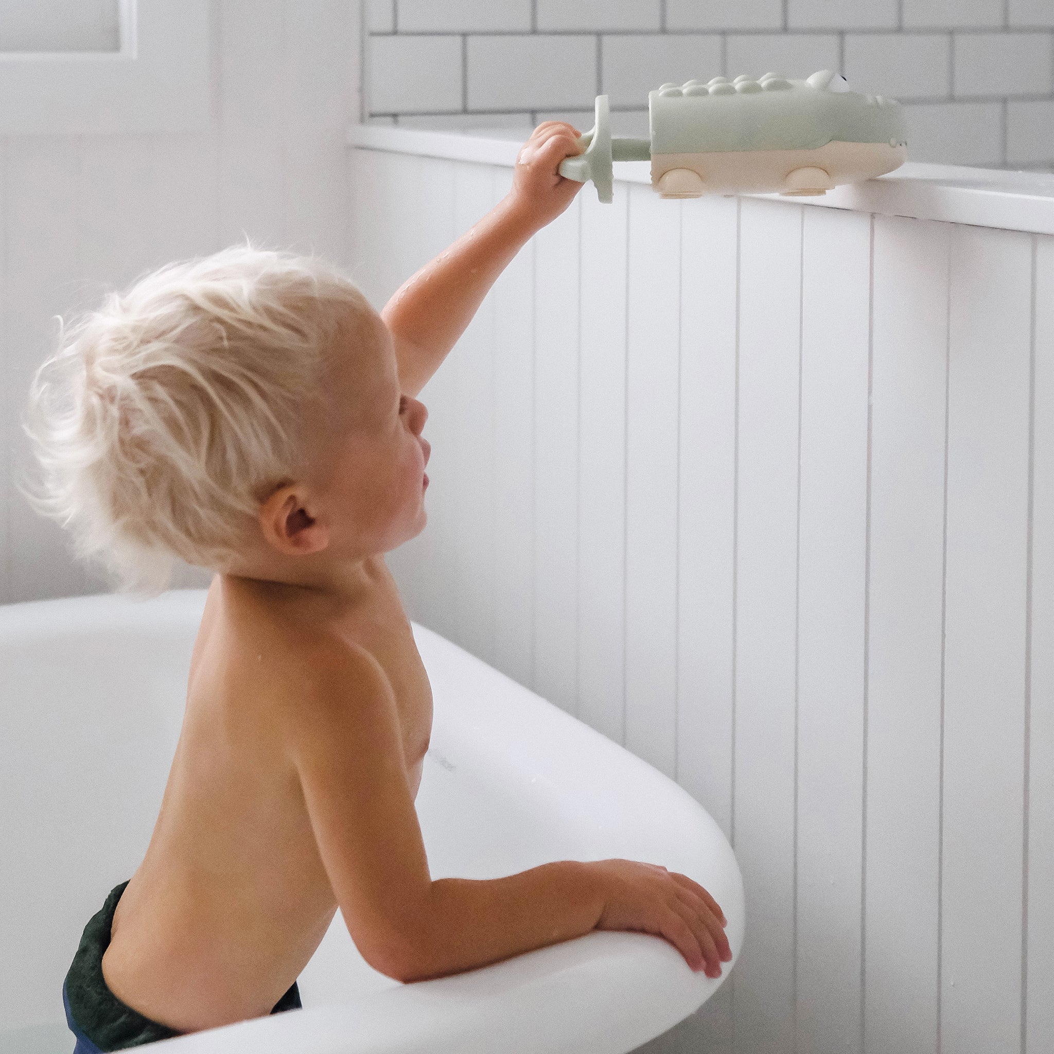 Sunnylife - मगरमच्छ बच्चों का पानी फुहारने वाला खिलौना