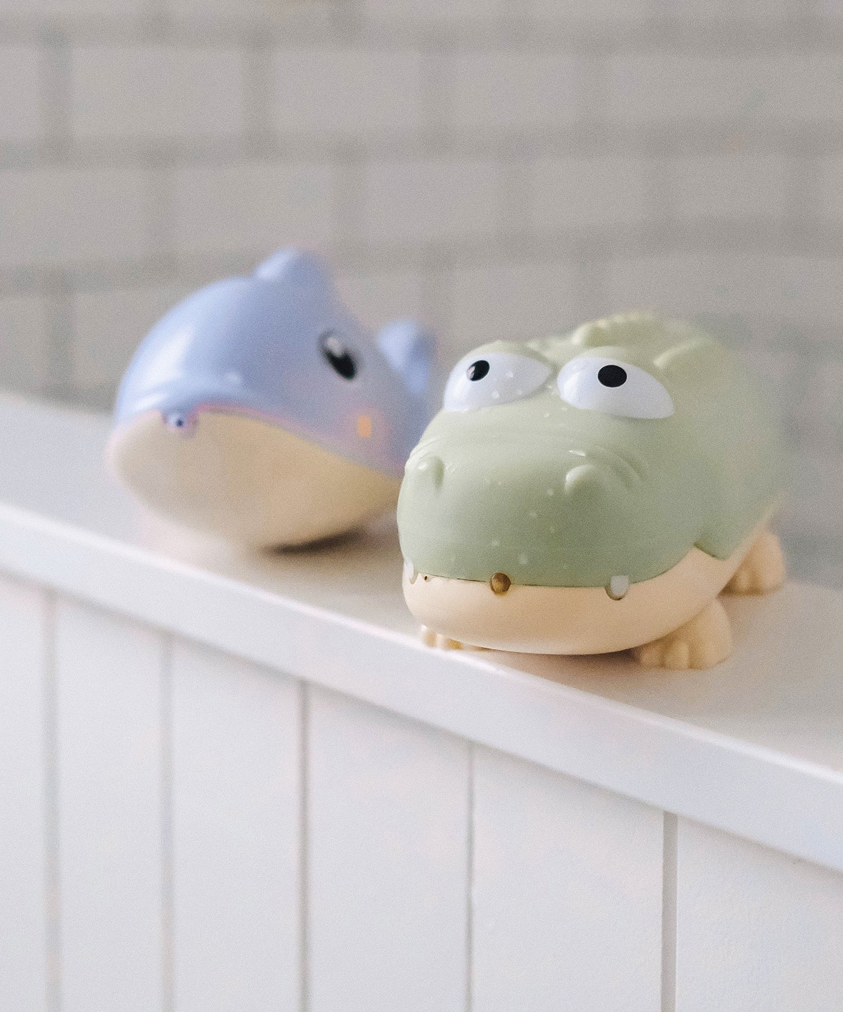 Sunnylife - मगरमच्छ बच्चों का पानी फुहारने वाला खिलौना