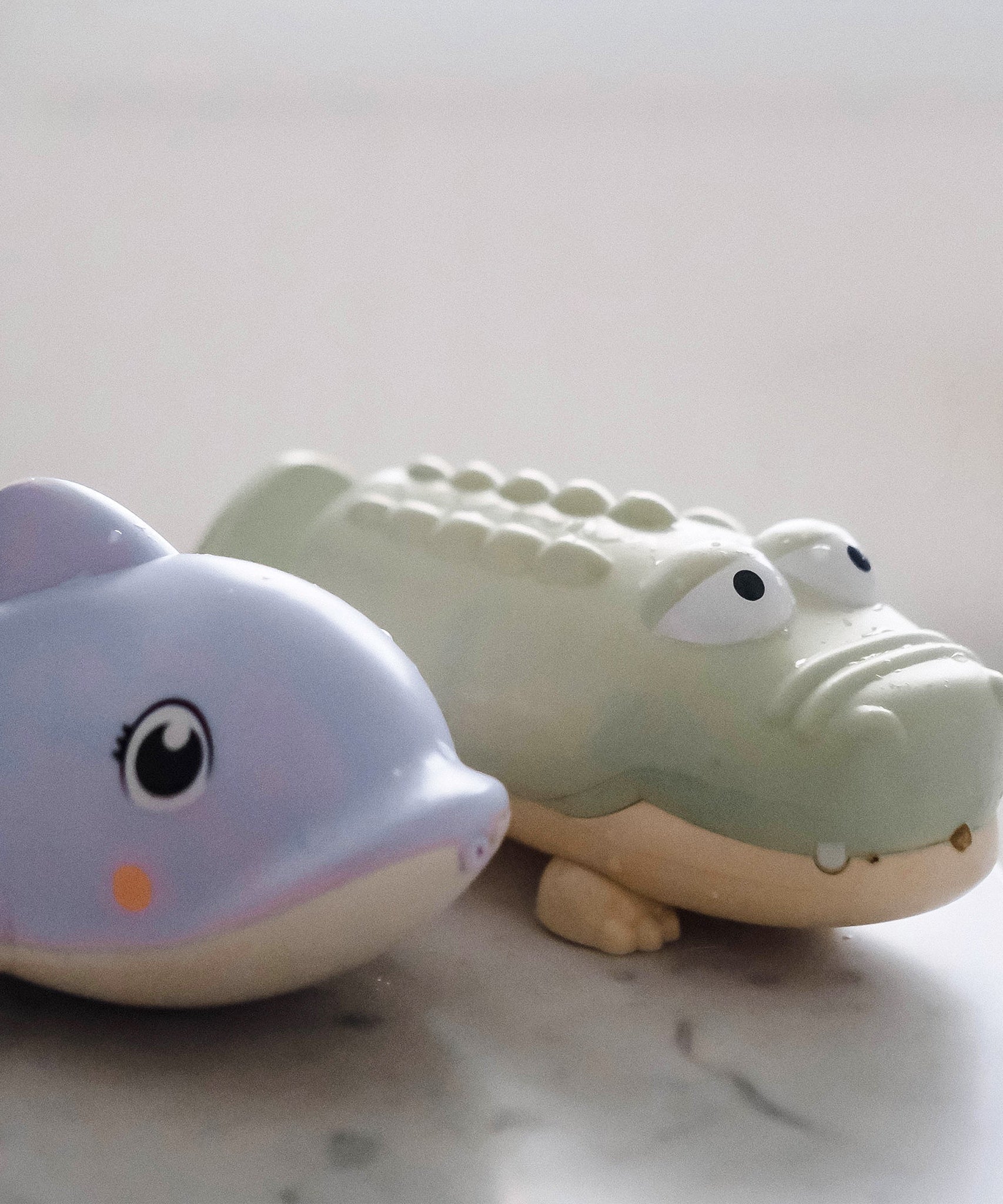 Sunnylife - मगरमच्छ बच्चों का पानी फुहारने वाला खिलौना