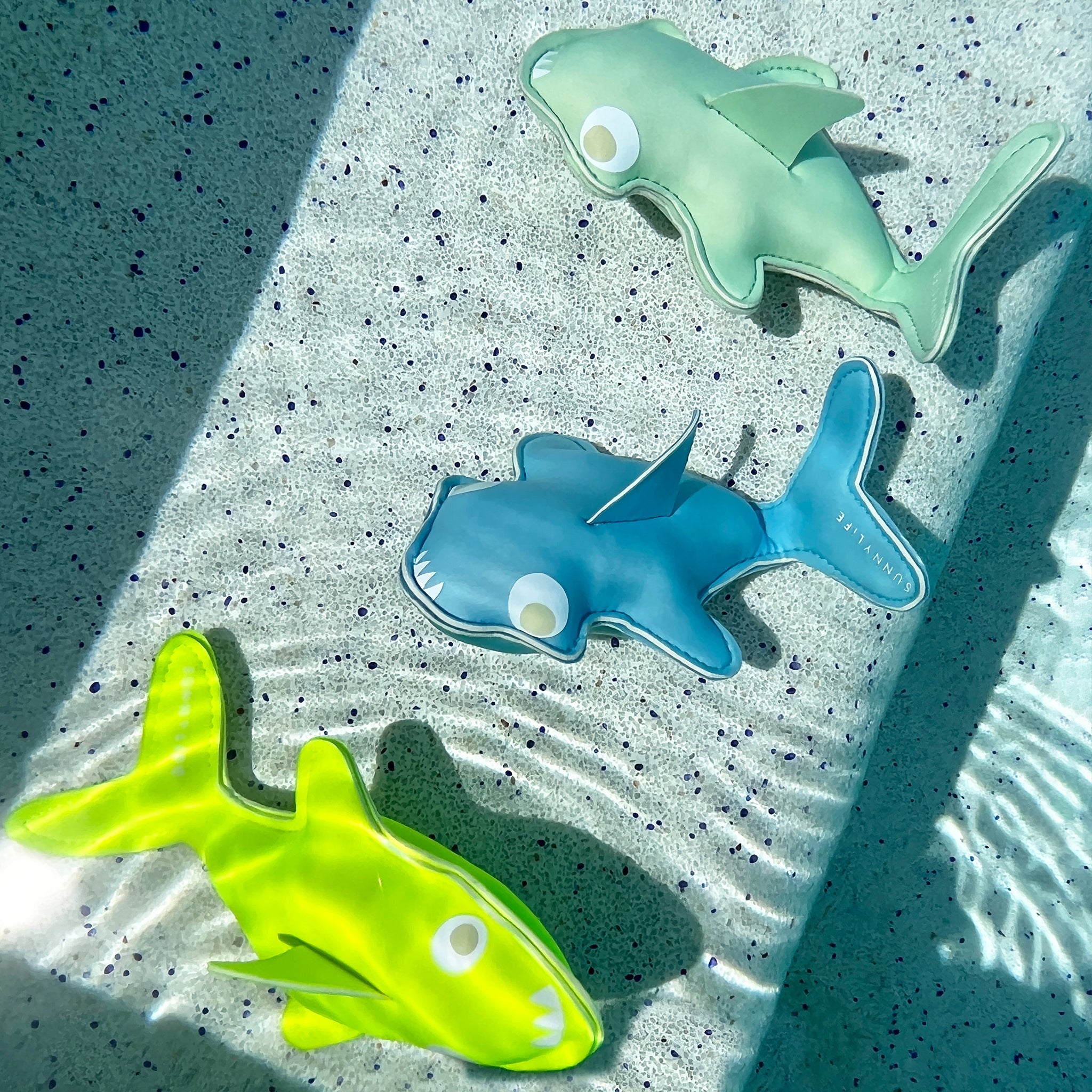 Sunnylife - Salty the Shark समुद्र और पूल डाइविंग खिलौने