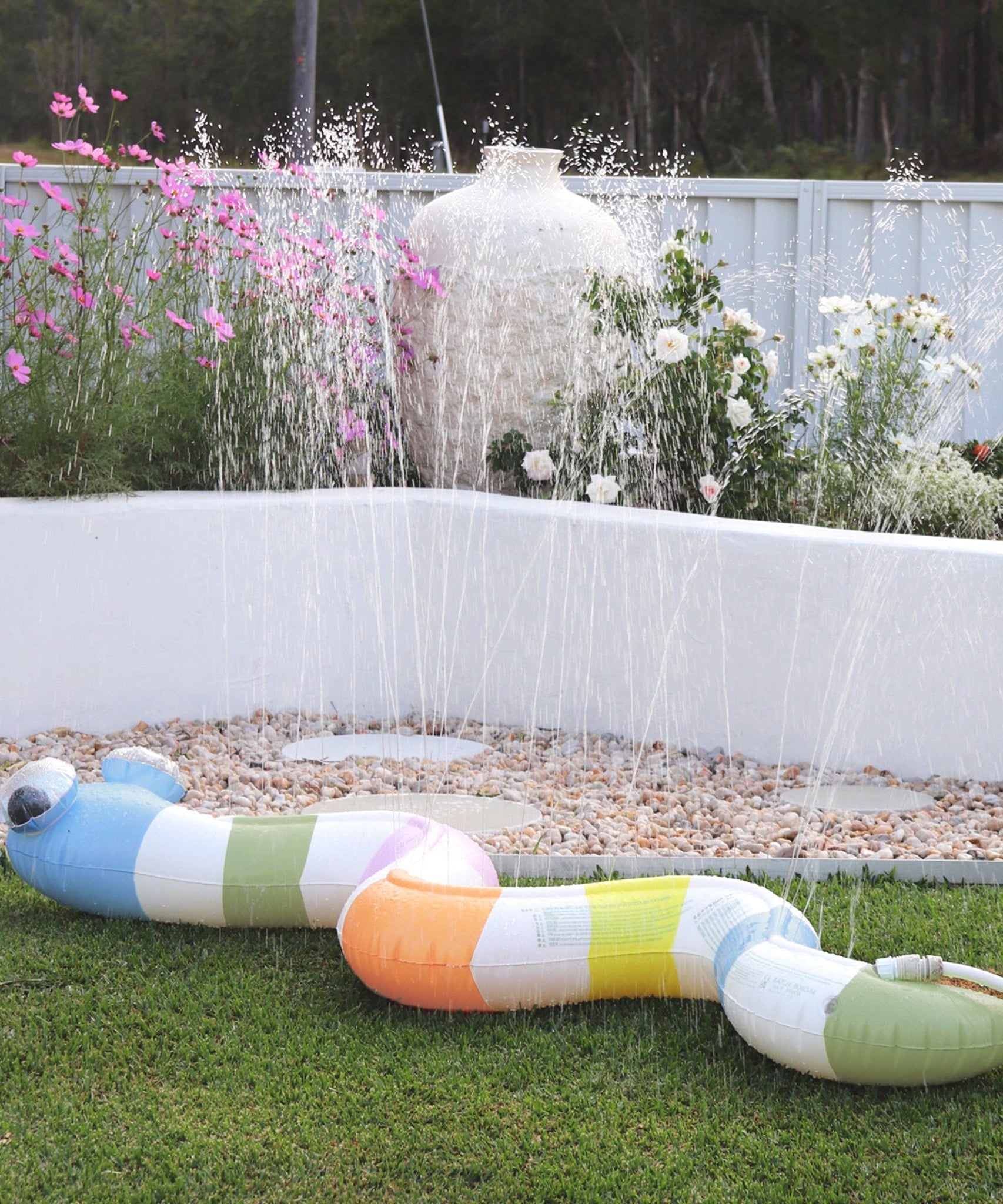 Sunnylife - वाइल्ड मल्टी वाटर स्प्रिंकलर इन्फ्लेटेबल गार्डन गेम
